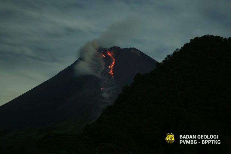 Gunung Merapi Kembali Luncurkan Tiga Kali Awan Panas