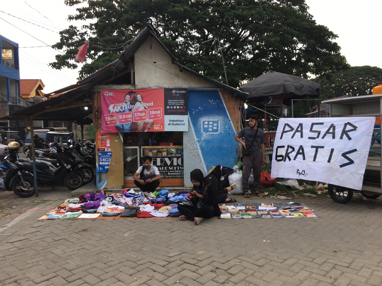 Sekelompok Pemuda di Gresik Dirikan Pasar Gratis, Warga Boleh Ambil Barang Cuma-cuma