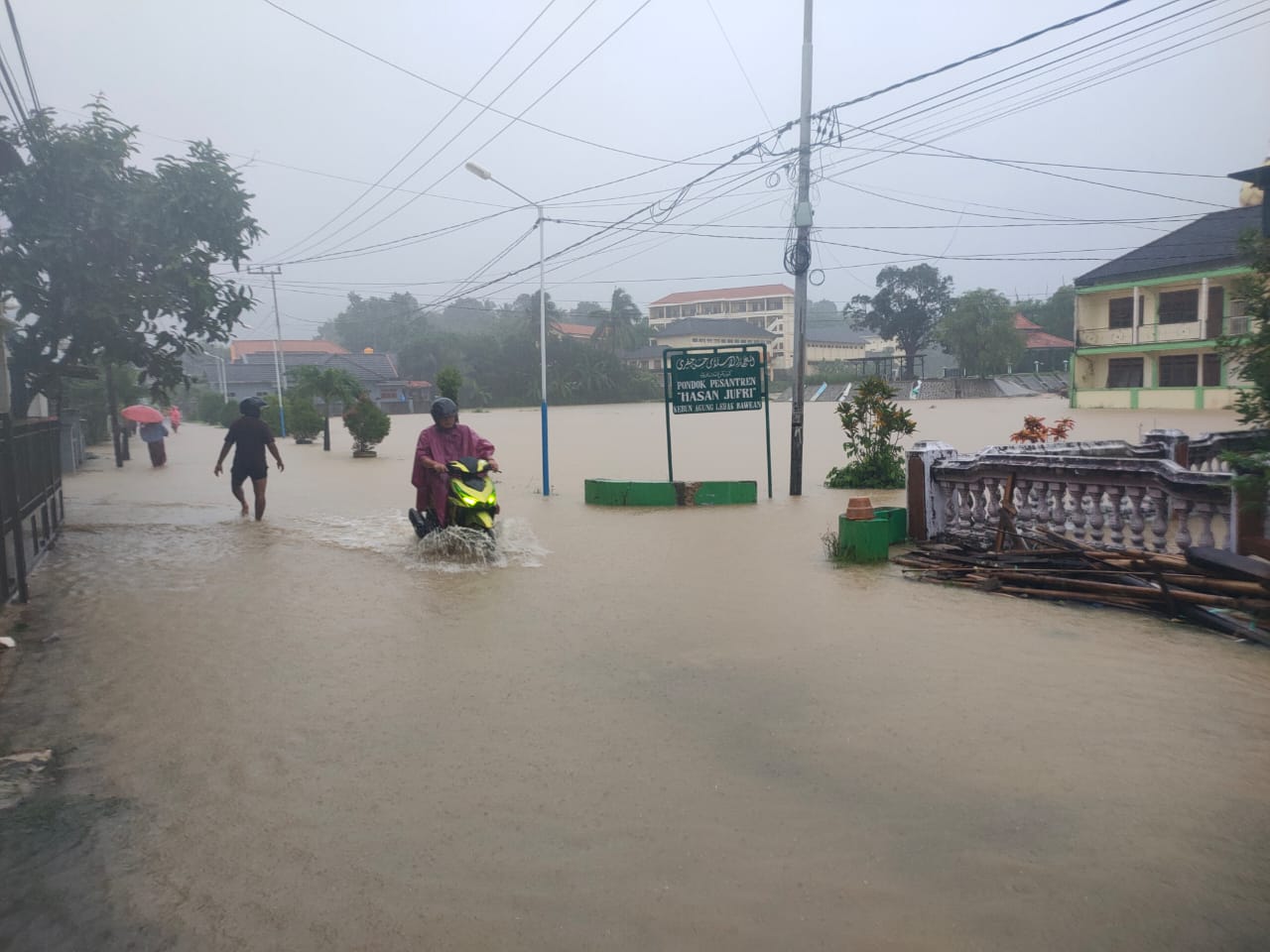 Banjir Bandang, Ratusan Sawah dan Rumah di Pulau Bawean Disapu Arus Luapan Sungai