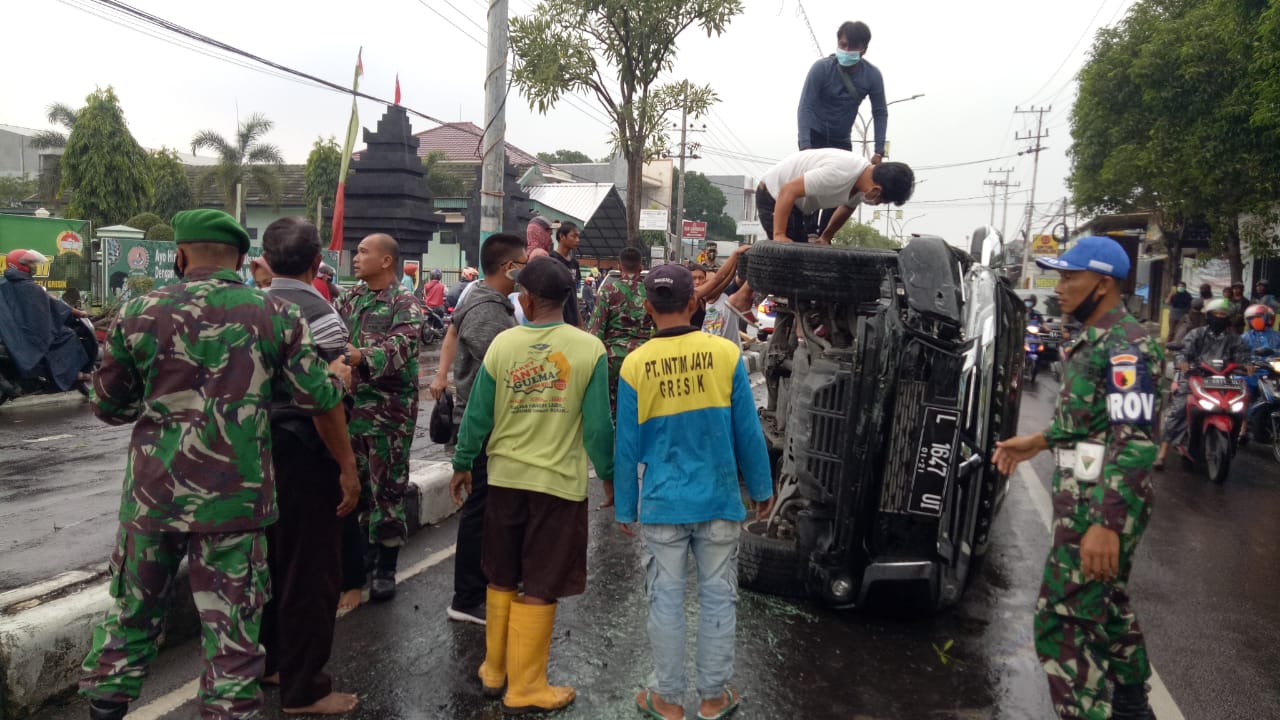 Hilang Kendali, Mobil Pajero Tabrak Pembatas Jalan dan Terguling di Gresik