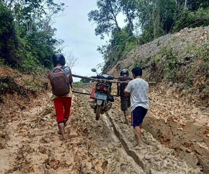 Jalan Desa Sekendal Kabupaten Landak Rusak Parah, Warga Minta Bupati Turun Tangan