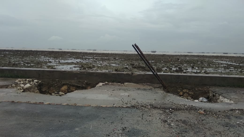 Nyaris Jebol, Tembok Penahan Pantai di Ngemboh Gresik Rusak Parah Dihantam Ombak