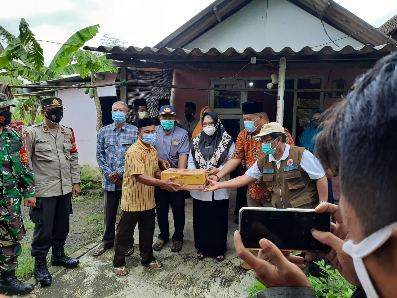 Takziyah ke Rumah Tiga Korban Siswi SMP Tenggelam di Waduk Cerme, Bu Min Gelar Tahlil dan Beri Santunan