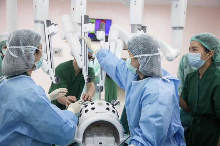 Rumah Sakit di Bangkok Luncurkan Robot Ahli Bedah Berteknologi Tinggi