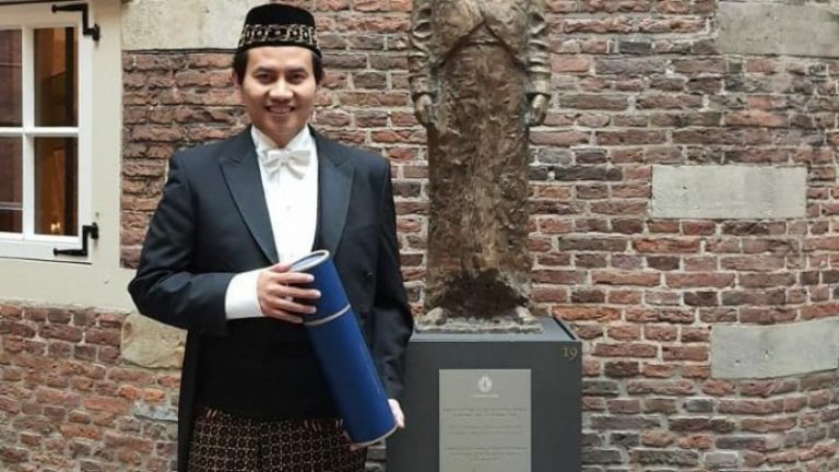 Kenakan Sarung dan Peci, Fachrizal Afandi Berhasil Pertahankan Disertasinya di Universitas Leiden