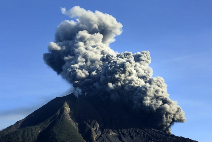Gunung Sinabung Kembali Erupsi, Warga Dilarang Beraktifitas Radius 5 Km