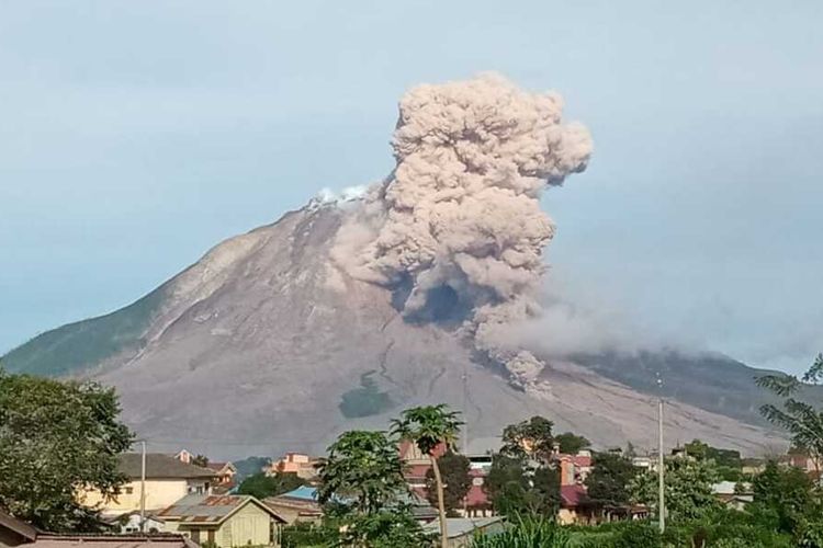 Erupsi Gunung Sinabung: Luncurkan Awan Panas Guguran Sejauh 2.500 Meter