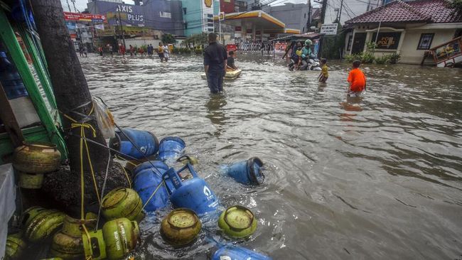 Puting Beliung dan Banjir Setinggi 1 Meter Landa Bekasi