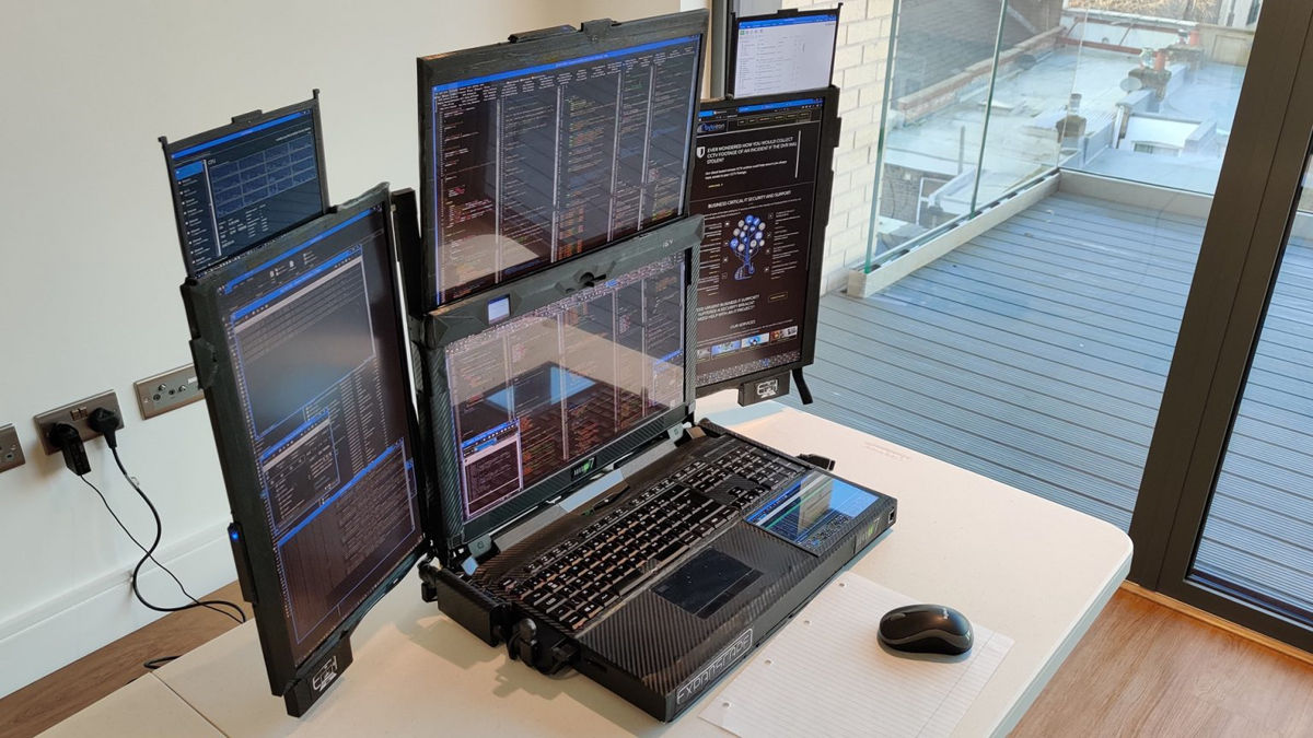 Aurora 7, Laptop Dengan Tujuh Layar Lipat