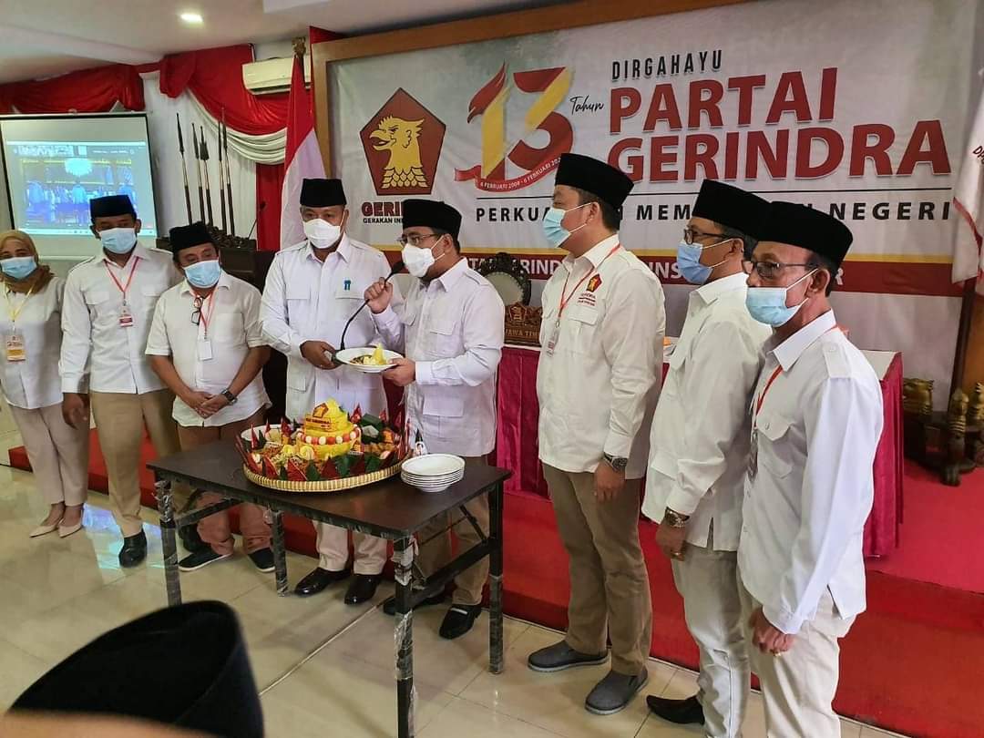 HUT Partai Gerindra ke-13 di Surabaya, Dokter Alif Dapat Potongan Tumpeng Pertama