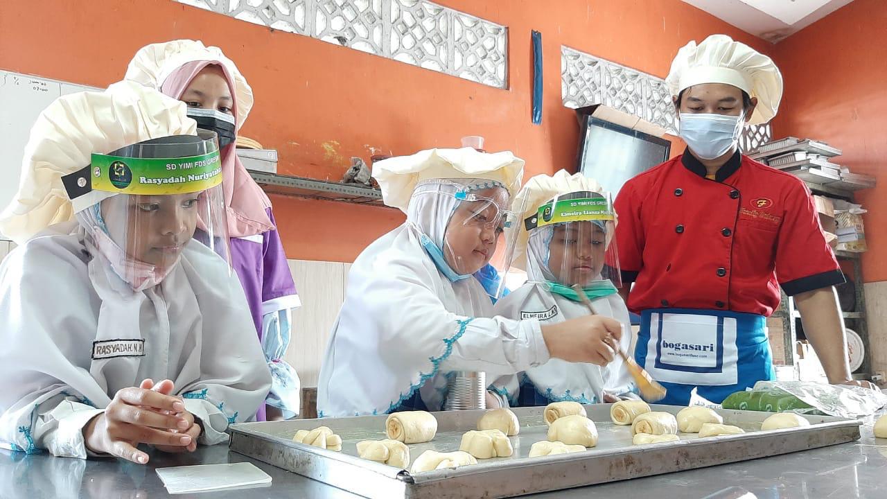 Pembelajaran Tatap Muka Belum Berlanjut, Siswa SD YIMI Gresik Belajar Bikin Roti