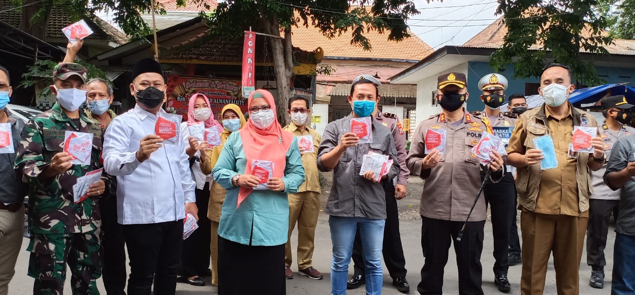 Peringati HPN 2021, KWG bersama Bupati-Wakil Bupati Gresik Terpilih Bagi-bagi Masker