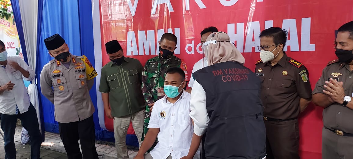 Puncak HPN 2021, PWI Gresik Terima Vaksinasi Wartawan Pertama di Indonesia