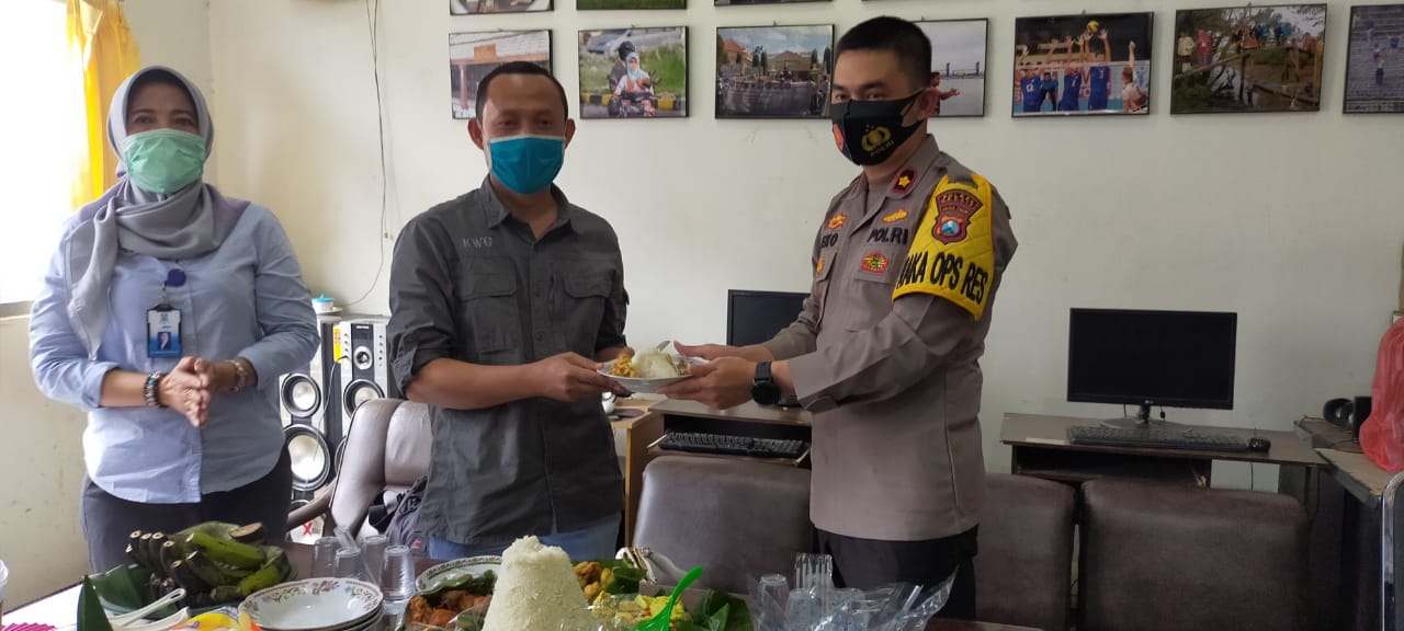 Rayakan Puncak HPN 2021, Komunitas Wartawan Gresik Gelar Syukuran Potong Tumpeng