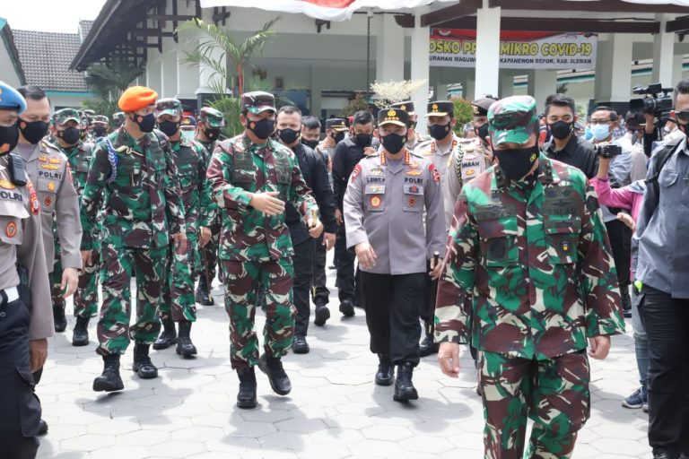 Panglima TNI-Kapolri Tinjau Pelaksanaan PPKM Mikro di Yogyakarta