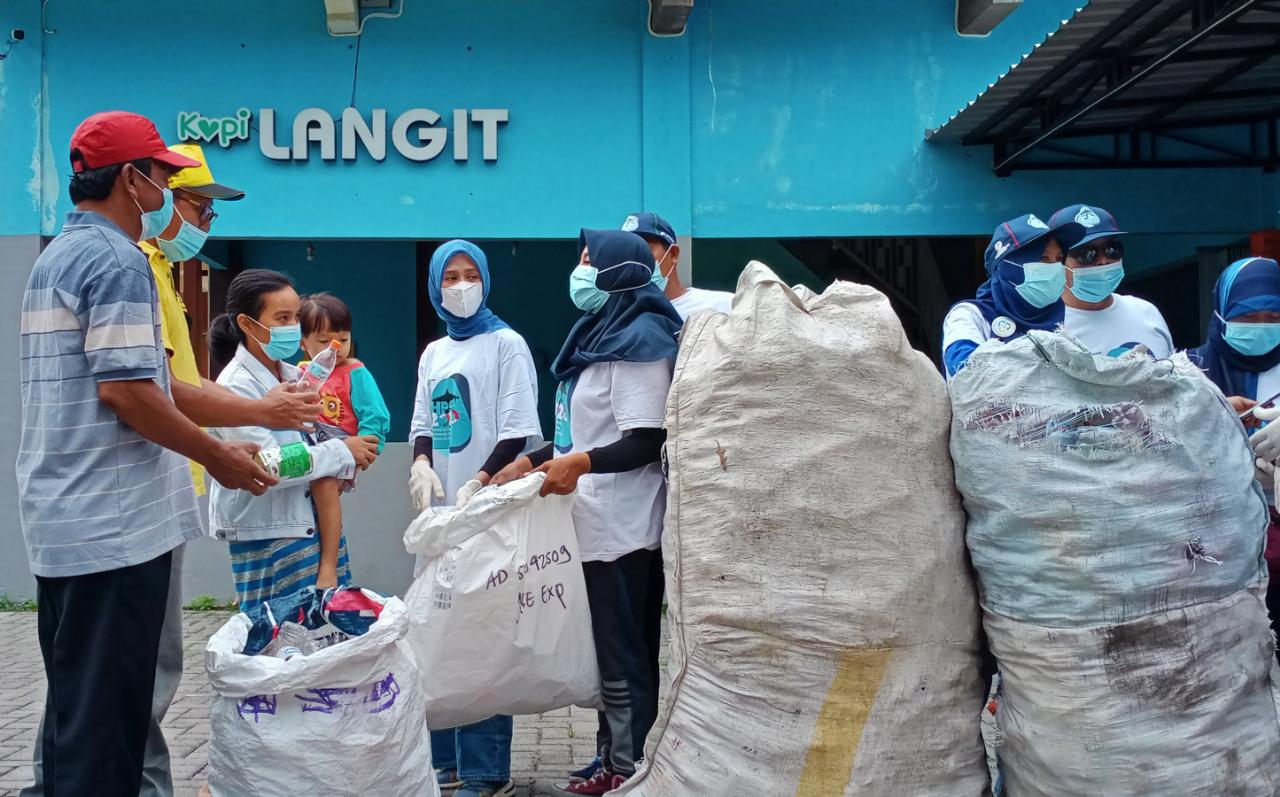 Peringati HPSN, Istri Bupati Gresik Terpilih Tak Canggung Punguti Sampah Plastik