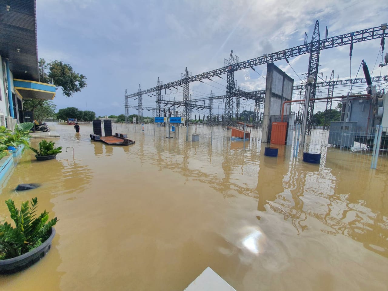 Pasca Banjir, 1.369 Gardu Listrik di Karawang Kembali Menyala