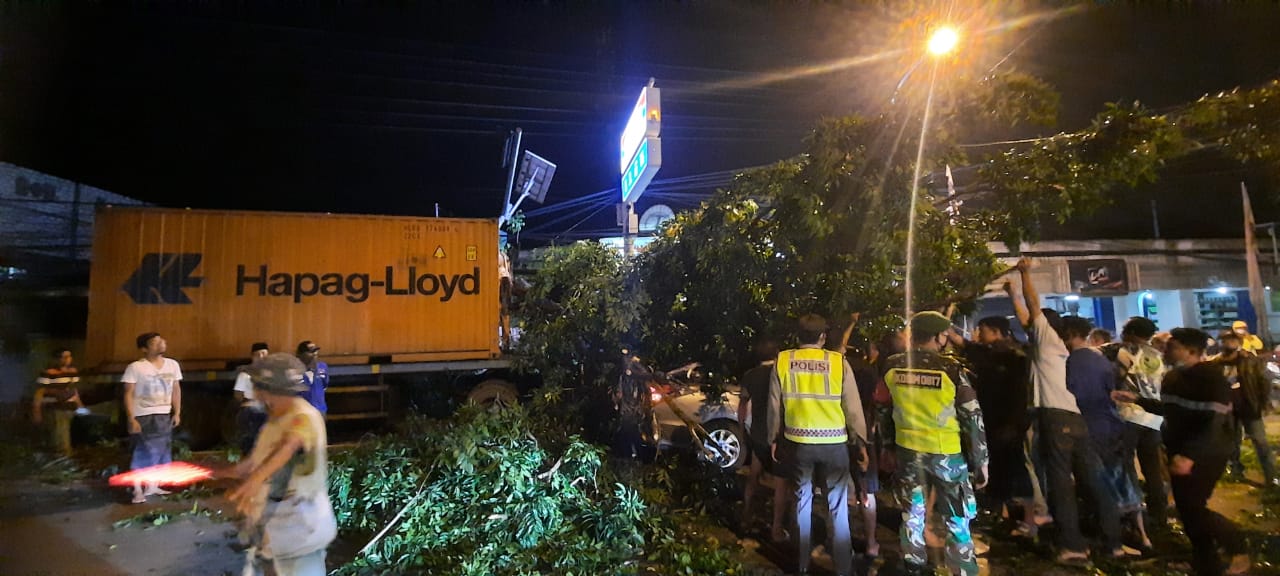 Rem Blong, Truk Kontainer Bermuatan Pupuk Tabrak Pohon dan Menimpa Mobil Penumpang di Bungah Gresik