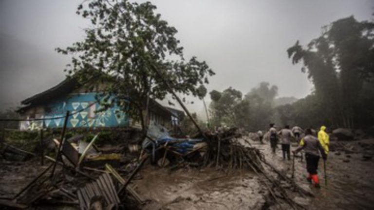 Dua Korban Banjir Bandang Pasuruan Dikubur dalam Satu Liang Lahat