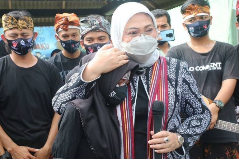 Pelukan Hangat Menaker untuk Anak Pekerja Migran Indonesia