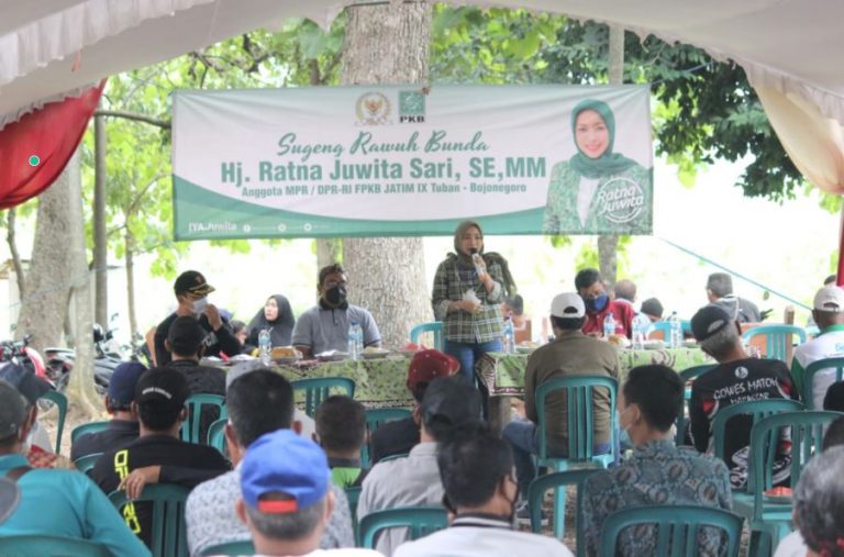 Ratna Juwita Menanam Pohon