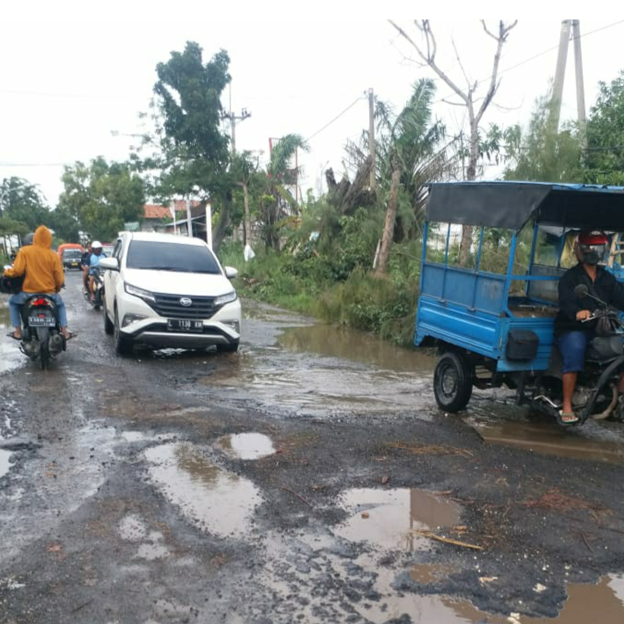 Hati-hati Lur, Ranjau Lubang Mengintai Jalan Poros Sukodadi-Pucangro Kabupaten Lamongan