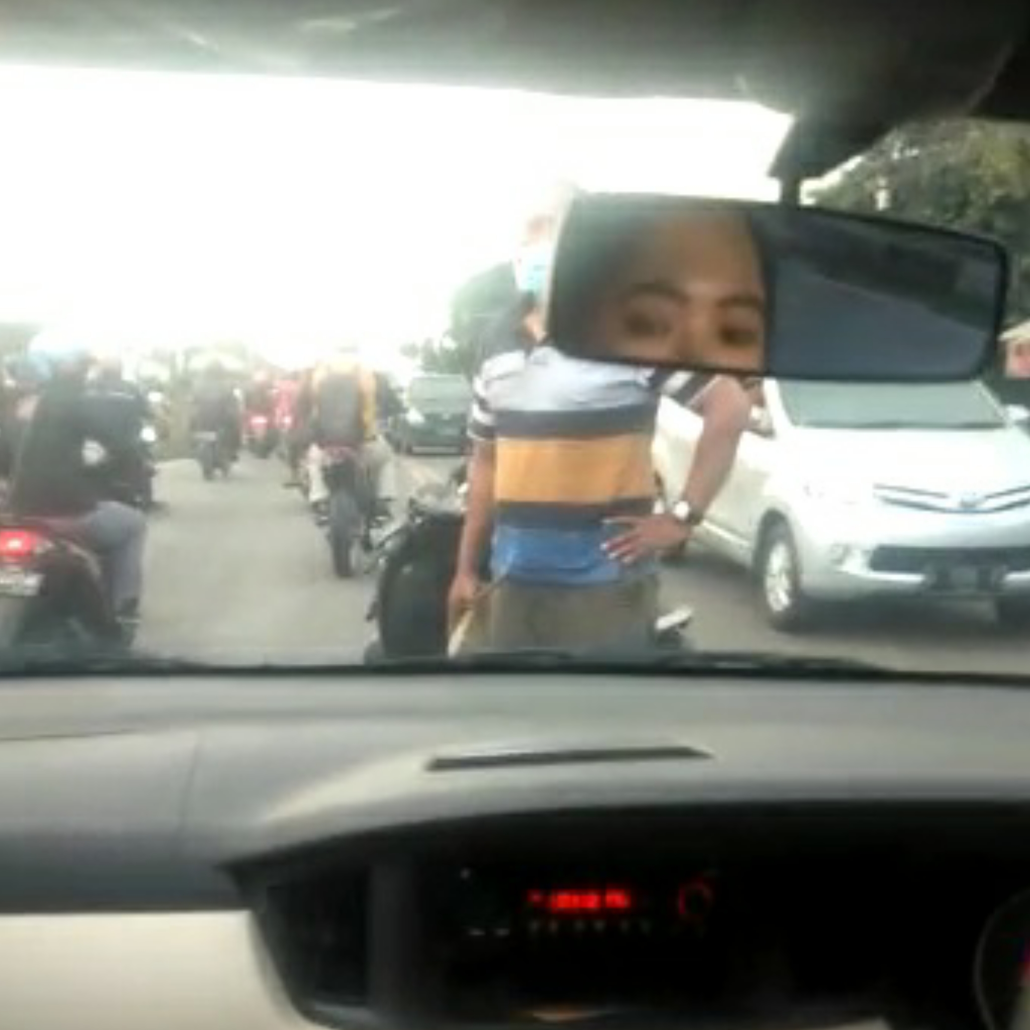 Viral di Gresik, Video Pria Bermotor Acungi Paving Mobil Mahasiswi