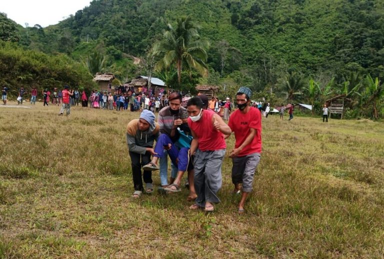 Operasi Udara, BNPB Evakuasi Dua Pengungsi Sakit dan Salurkan Bantuan di Sulbar