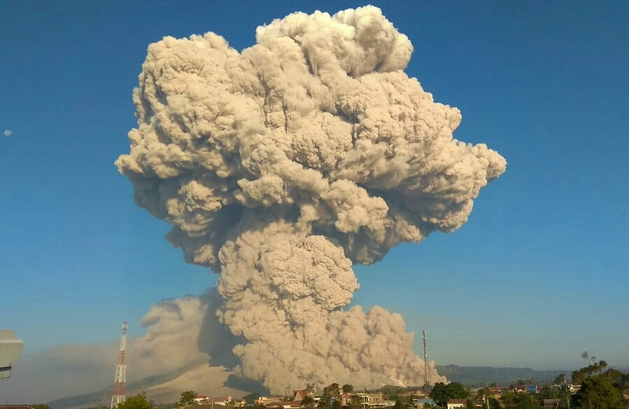 Erupsi Gunung Sinabung Luncurkan Awan Panas Guguran 4.500 Meter