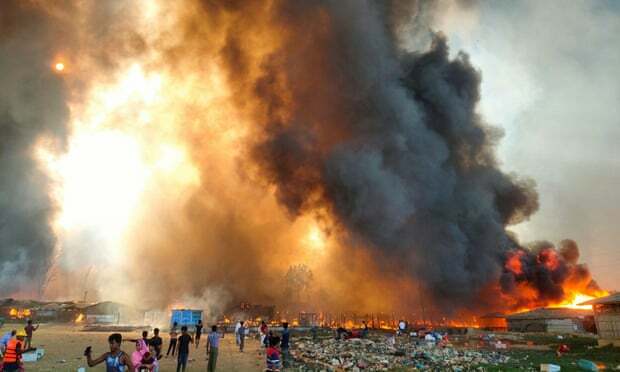 Asap mengepul di lokasi kamp pengungsi Rohingya tempat kebakaran terjadi di Cox's Bazar, Bangladesh, pada hari Senin (23/03). Foto: Reuters