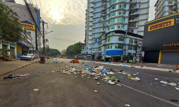 Warga Myanmar Lakukan Aksi Lilin dan Membuang Sampah ke Jalan