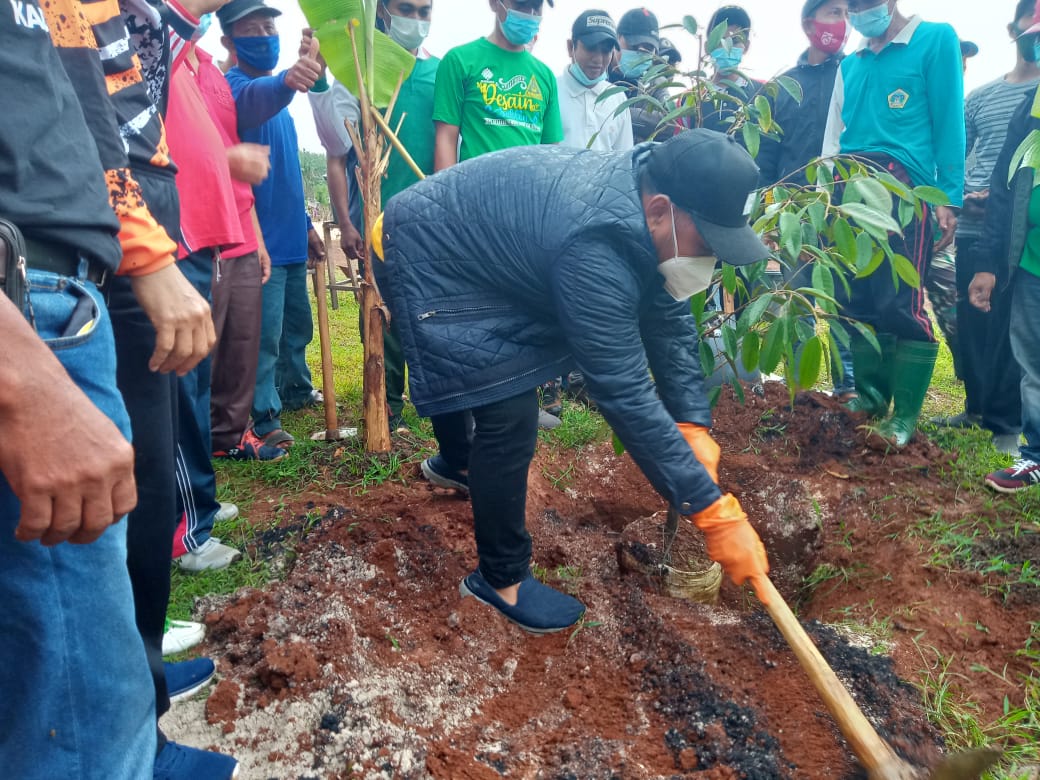 Ciptakan Inovasi Kebun Durian, Bupati Gresik Gus Yani Puji Pemdes Petiyintunggal