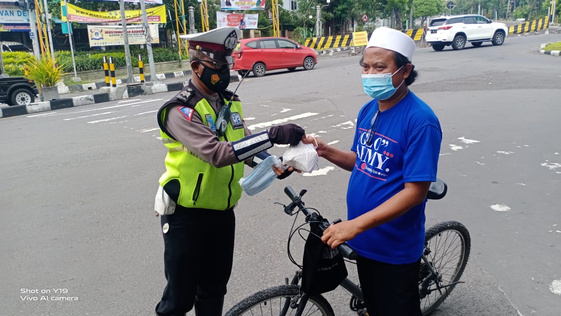 Patroli Bakti Sosial, Polres Gresik Bagikan Nasi Bungkus untuk Sopir Angkot dan Pesepeda