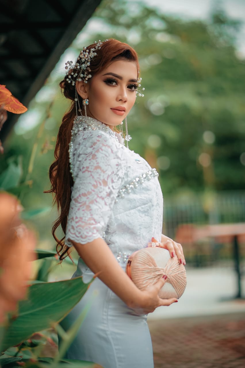 Tampil Anggun, Pemodel Cantik Asal Gresik Bawa Brand Kerajinan Lokal