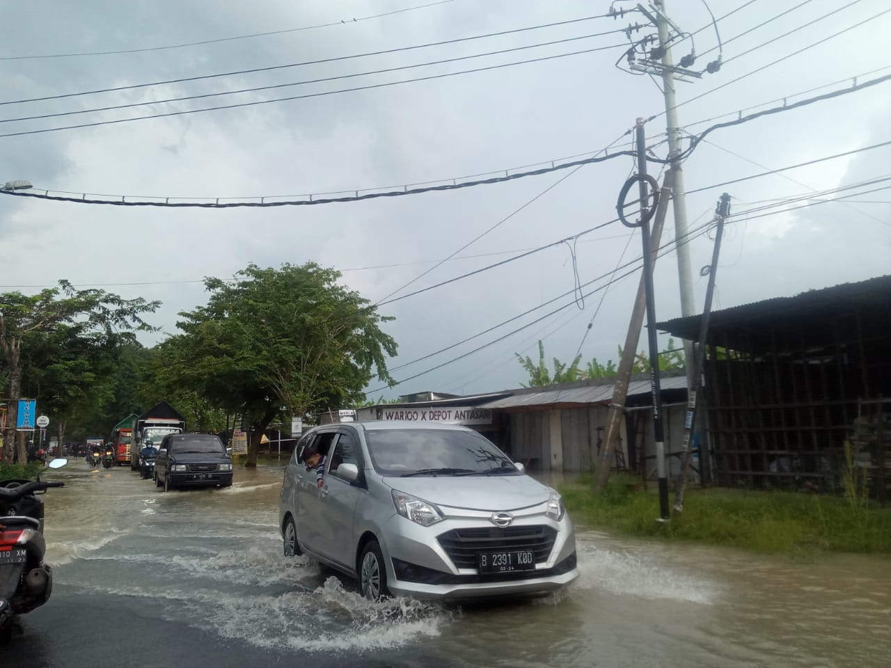 Banjir Kembali Melanda, Bupati Gus Yani Ajak ASN Bantu Warga