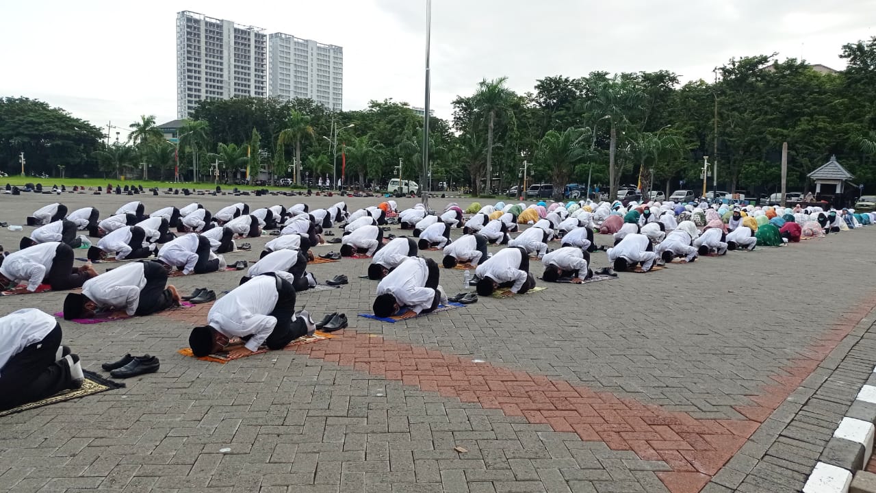 Terima SK P3K, 227 Tenaga Honorer Pemkab Gresik Sujud Syukur