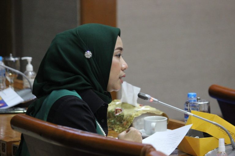 Percepat Realisasi EBT, Ratna Juwita: Perbanyak PLTS Rooftop di Pesantren