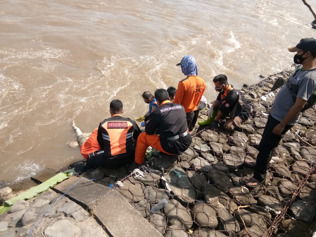Mayat Pria Tanpa Identitas Ditemukan Tersangkut di DAM Sungai Brantas, Jombang