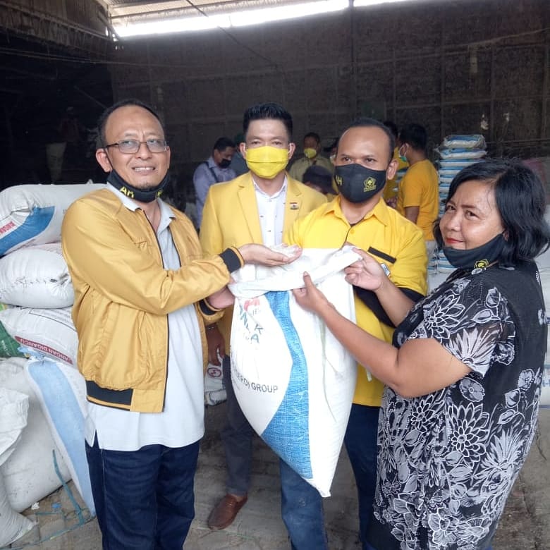 Ketua Golkar Jatim Beli Beras Petani di Gresik