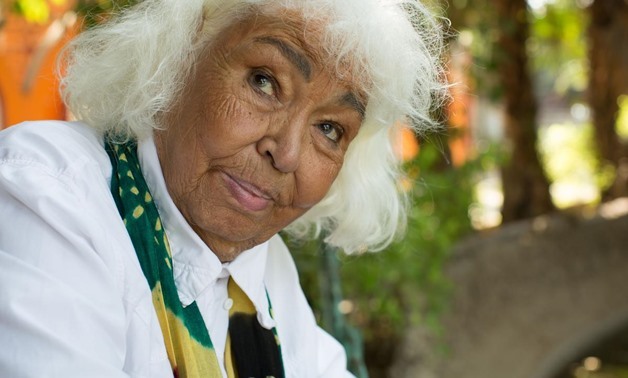 Feminis Mesir Nawal El Saadawi berfoto di Kebun Binatang Kairo pada 2016. Foto: Daniel Meyers