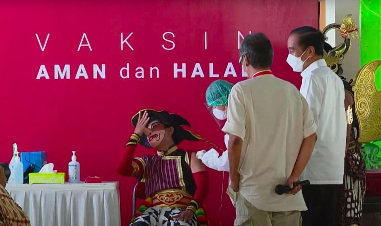 Tinjau Vaksinasi Pekerja Seni, Presiden: Semoga Mereka Terlindungi