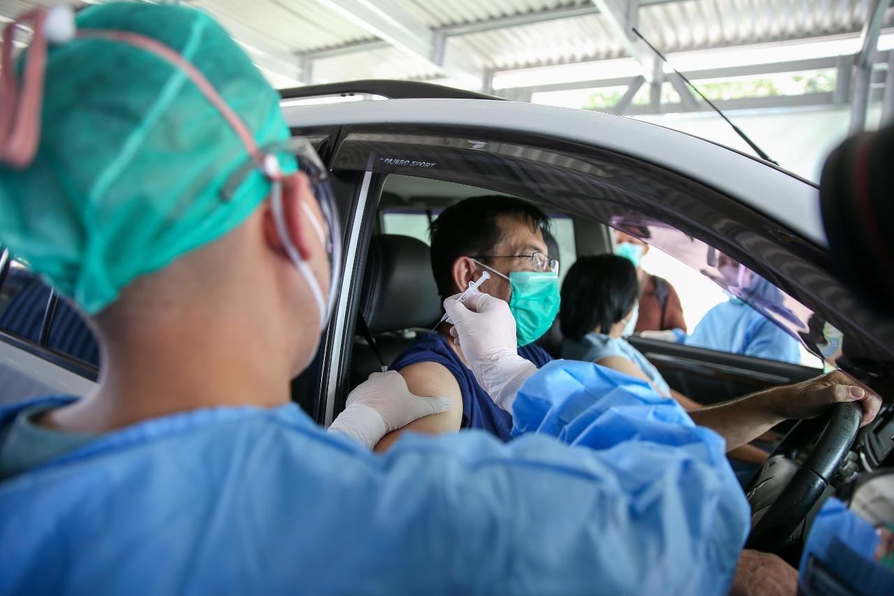 Pemerintah Sediakan Layanan Vaksinasi Drive Thru untuk Lansia