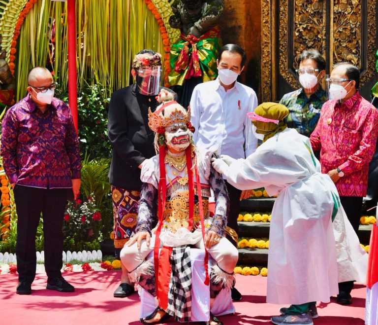 Tinjau Vaksinasi, Presiden Berharap Sektor Pariwisata Bali Segera Bangkit