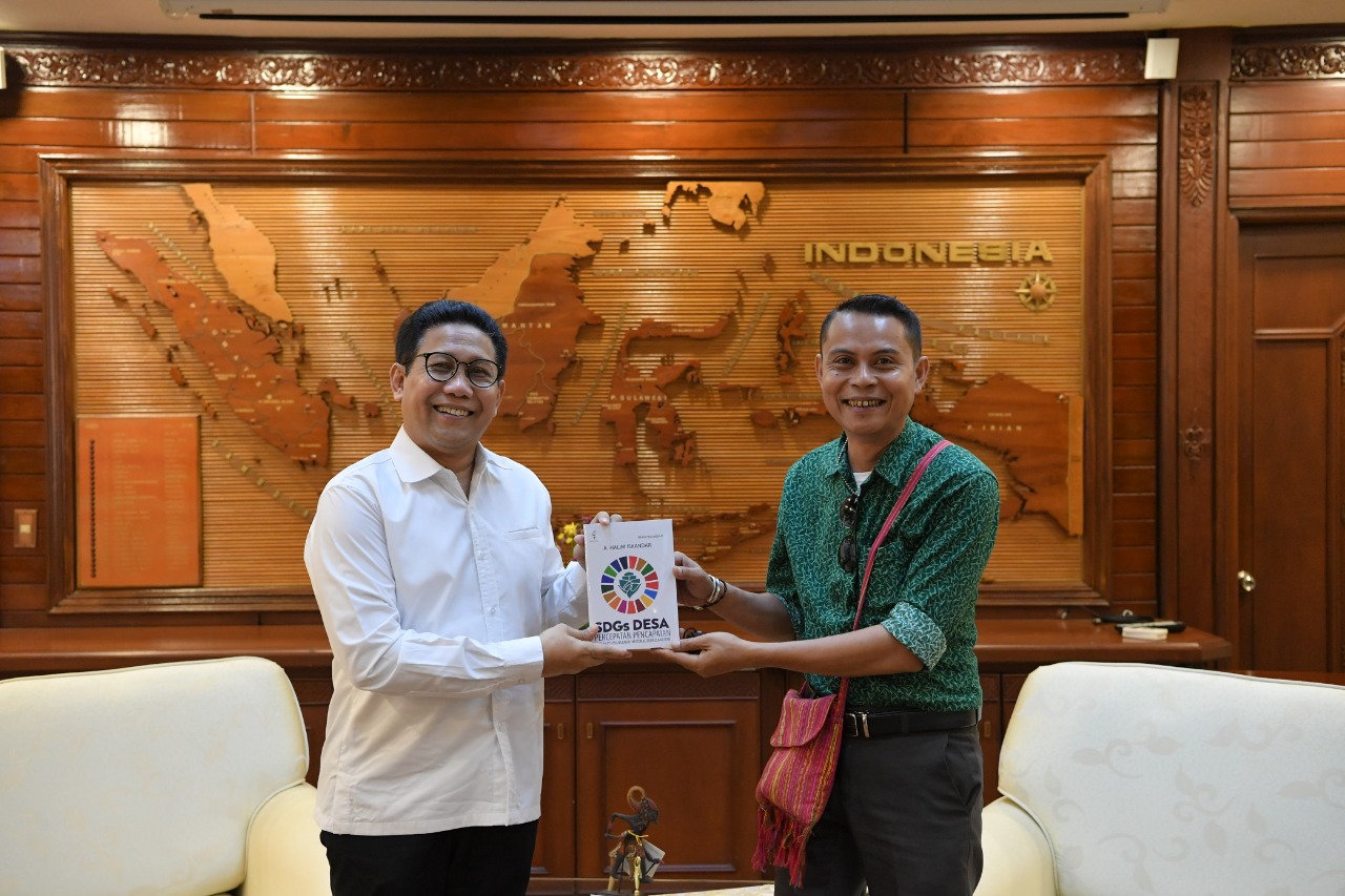 Gus Menteri Serahan Buku SDGs Desa ke Wabup Malaka