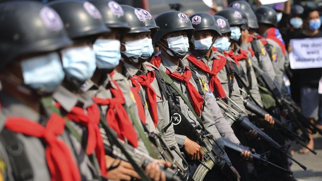 Aparat Myanmar Bubarkan Massa Aksi dengan Granat Setrum dan Gas Air Mata
