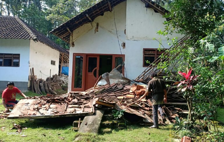 BNPB: 300 Lebih Rumah Rusak Akibat Gempa di Jatim