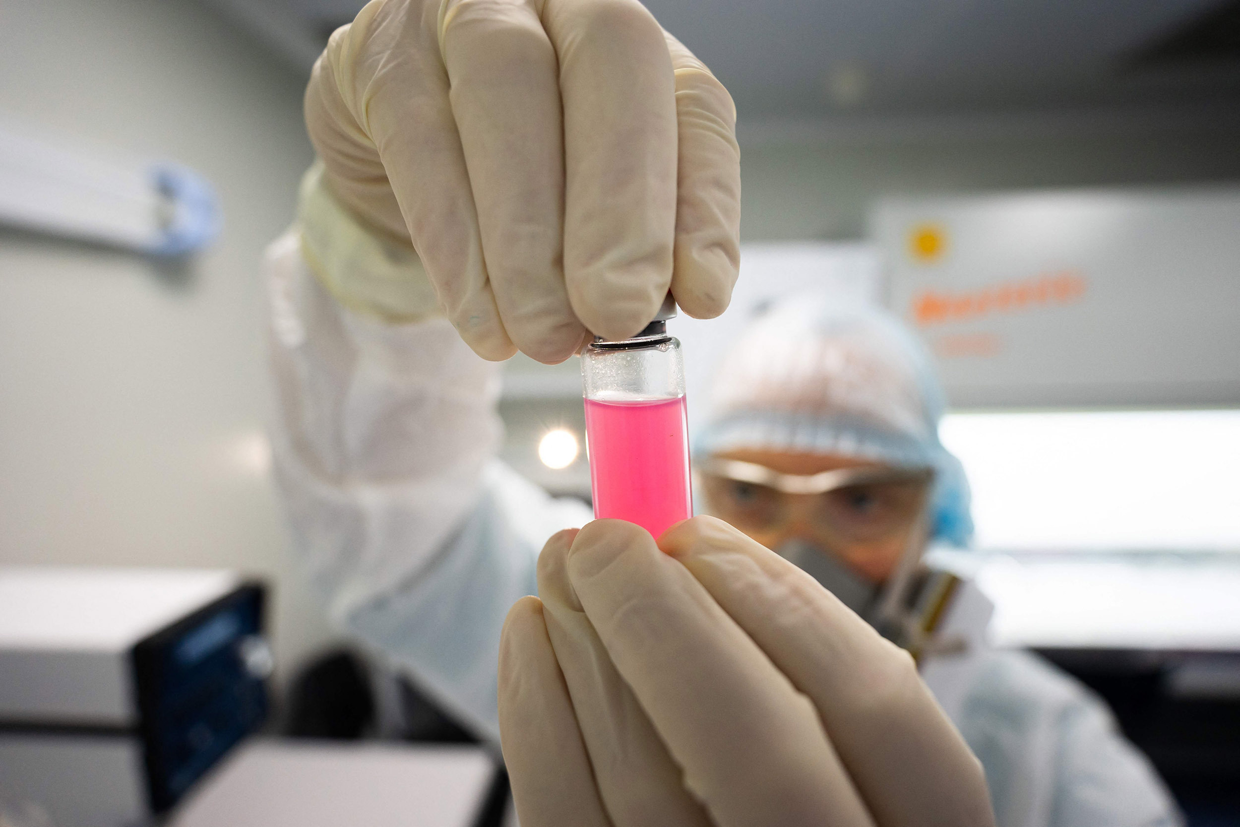 Pengembangan vaksin virus Covid-19 untuk hewan di laboratorium untuk kesehatan hewan pemerintah Rusia. Foto : AFP