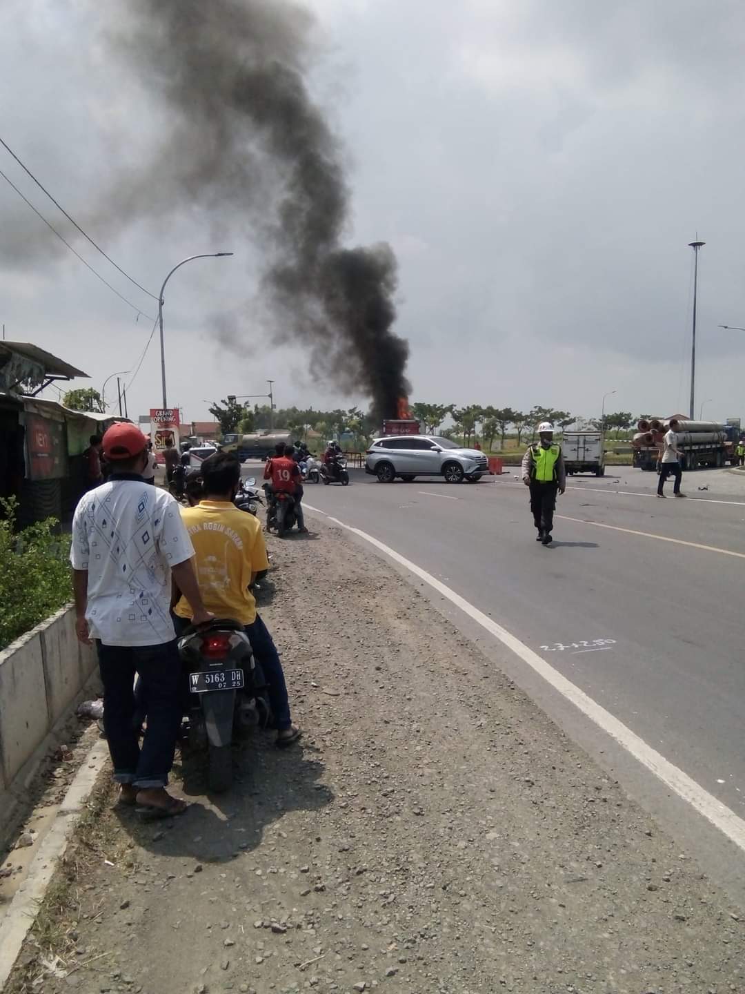 Truk Boks Hangus Terbakar Usai Tabrak Pemotor di Pintu Masuk JIIPE Gresik