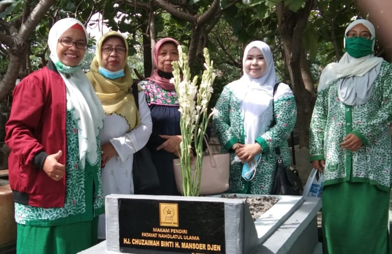 Jelang Harlah ke-71, Tiga Ketua PC Napak Tilas ke Makam Pendiri Fatayat NU di Gresik