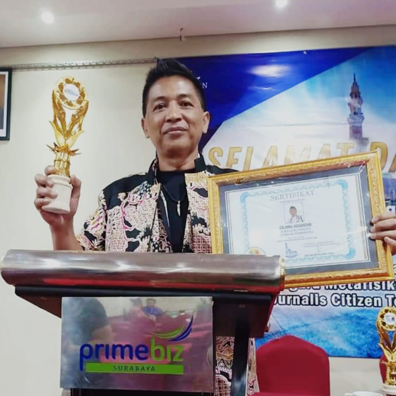 Ilmunya Sering Dipakai Menolong Orang, Gus Umar Efendi Raih Penghargaan Maha Guru Spiritualis Sejati